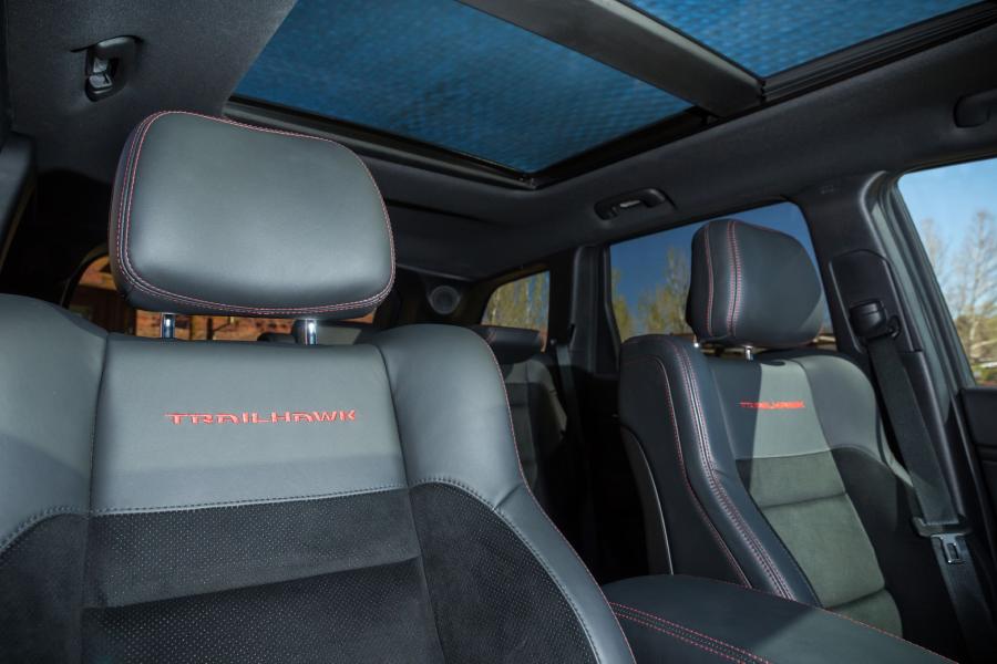 Интерьер Jeep Grand Cherokee Trailhawk (WK2) 2016 года  (фото 3 из 40)